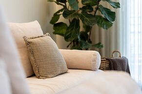 2-bd Luxury Apt Sea View Balcony Near the Beach