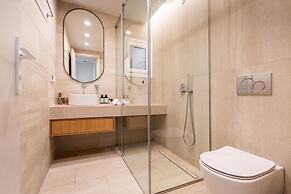 2-bd Luxury Apt Sea View Balcony Near the Beach