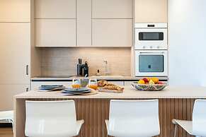 2-bd Luxury Apt Sea View Balcony Near the Beach