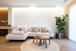 2-bd Luxury Apt Sea View Balcony Near the Beach