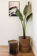 2-bd Luxury Apt Sea View Balcony Near the Beach