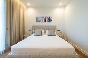 2-bd Luxury Apt Sea View Balcony Near the Beach