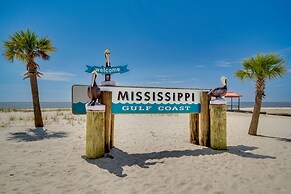 Beachfront Gulfport Vacation Rental w/ Balcony!