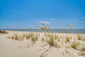 Beachfront Gulfport Vacation Rental w/ Balcony!
