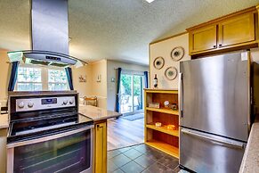 Gulf Breeze Oasis w/ Patio, Grill & Beach Chairs