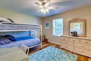 Gulf Breeze Oasis w/ Patio, Grill & Beach Chairs