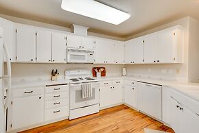 Tasteful Tualatin Home: 40 Mi to Willamette Valley