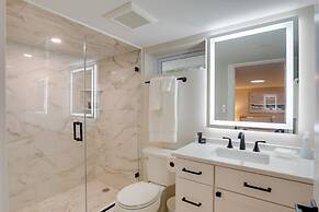 Beautiful 3 BR Home w/ Workspace: 20 Min to Boston