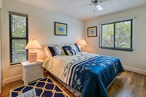 3 Mi to Beaches: Naples Condo w/ Pool Access!