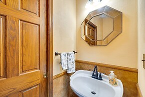 Spacious Beloit Retreat: Close to Parks & Trails!
