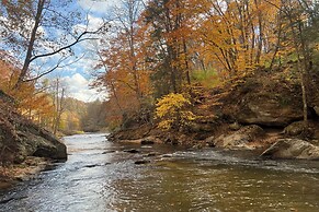 Mtn View + Fire Pit: Pet-friendly Woodlawn Cabin!