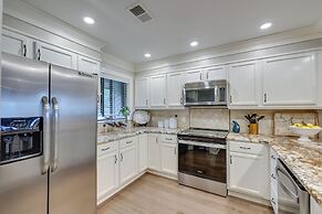 Luxury Lakefront Hot Springs Condo w/ Pools!