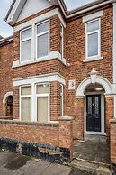 Studio Flat in Bedford Near Hospital & Stations