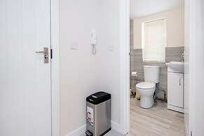 Studio Flat in Bedford Near Hospital & Stations