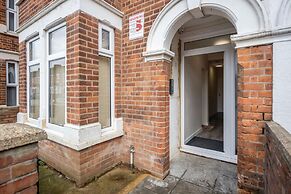 Studio Flat in Bedford Near Hospital & Stations