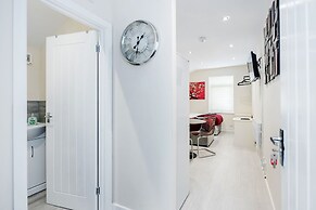 Studio Flat in Bedford Near Hospital & Stations