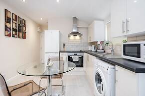 Studio Flat in Bedford Near Hospital & Stations