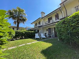 Precious Villa With Private Garden and Barbecue