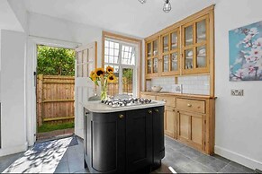 Beautifully Furnished Home - 5 Minutes to the Sea!