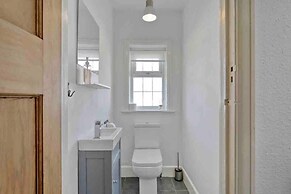 Beautifully Furnished Home - 5 Minutes to the Sea!