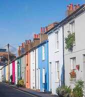 Beautifully Furnished Home - 5 Minutes to the Sea!
