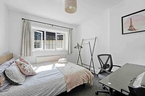 Beautifully Furnished Home - 5 Minutes to the Sea!